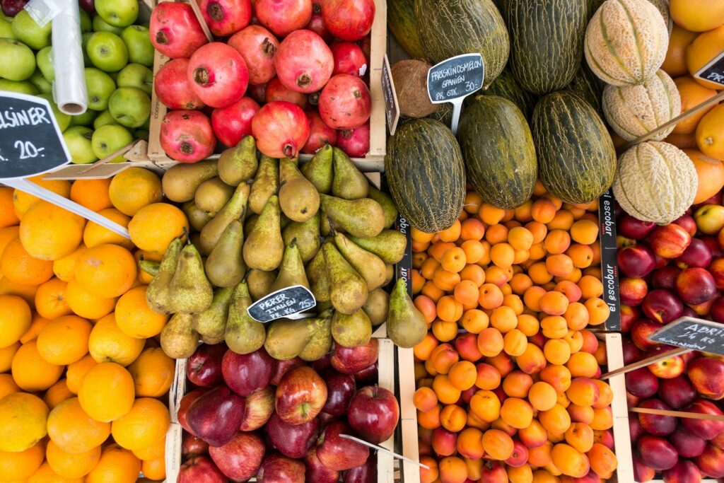 Puesto de mercado con frutas y verduras de temporada