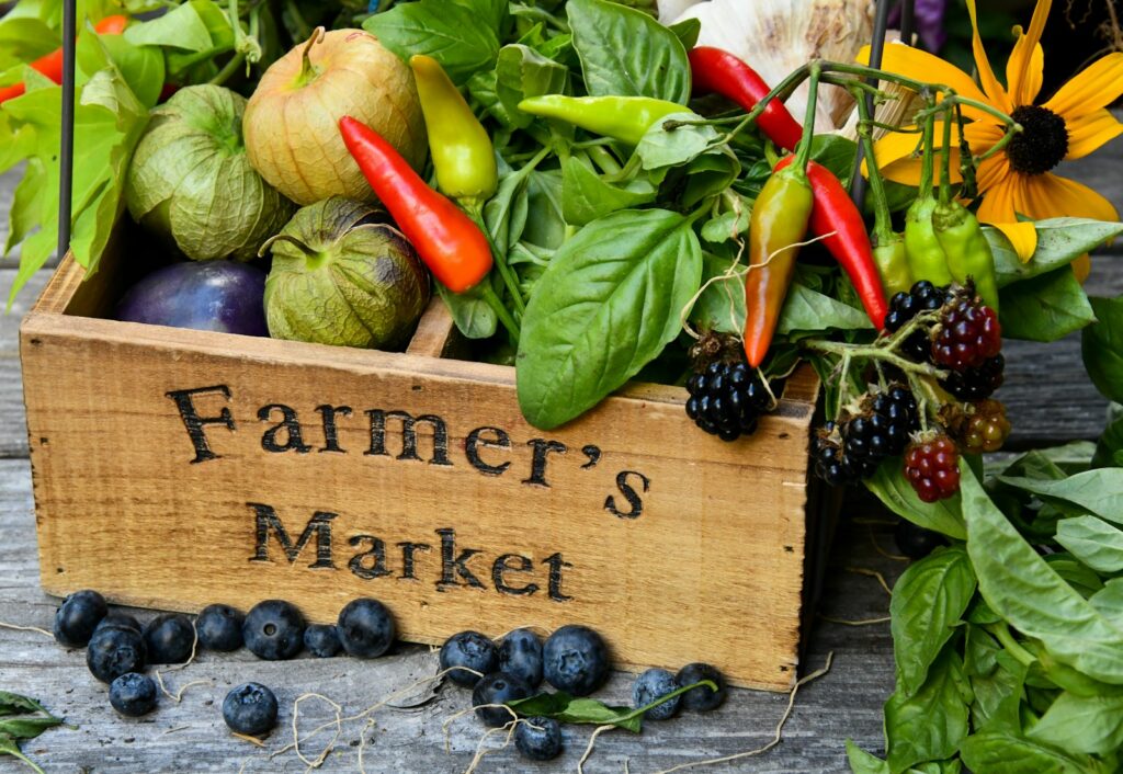 Caja de verduras de un mercado agrícola local: soberanía alimentaria